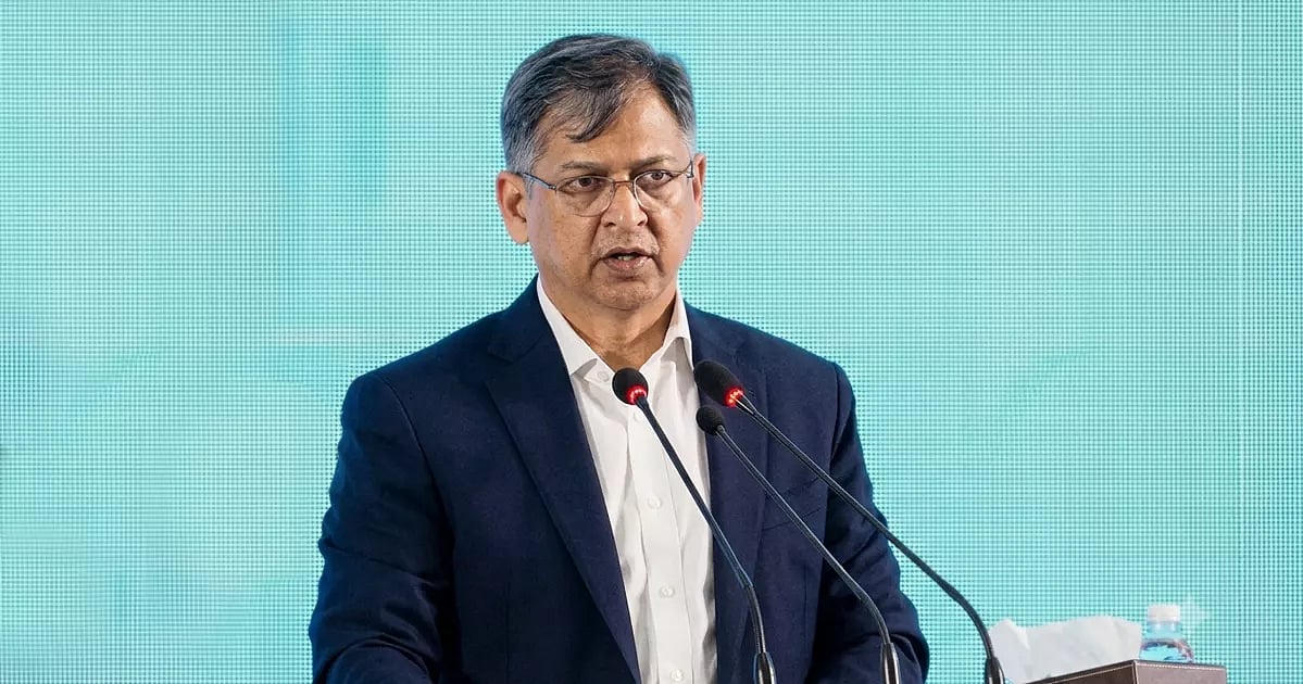 রাজধানীর বাংলাদেশ-চীন মৈত্রী সম্মেলন কেন্দ্রে মুক্তিযুদ্ধ বিষয়ক মন্ত্রণালয়ের উদ্যোগে আয়োজিত শহিদ পরিবার ও জুলাই যোদ্ধাদের সংবর্ধনা এবং আলোচনা সভায় বক্তব্যে দেন স্বরাষ্ট্রমন্ত্রী সালাহউদ্দিন আহমদ। বুধবার, ৫ আগস্ট