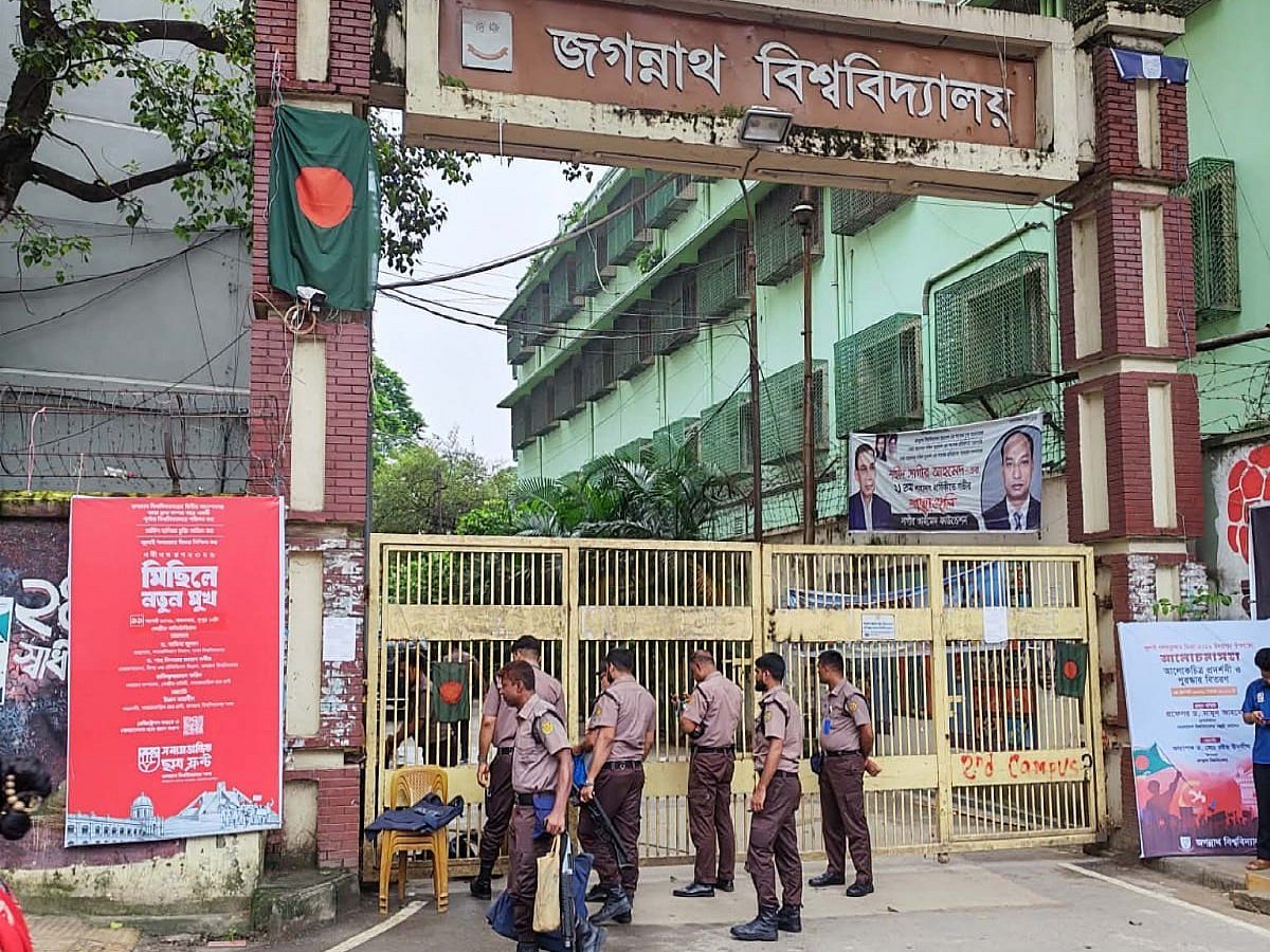 বিশ্ববিদ্যালয়ের প্রধান ফটকসহ বিভিন্ন প্রবেশপথ তালাবদ্ধ করে রাখা হয়েছে
