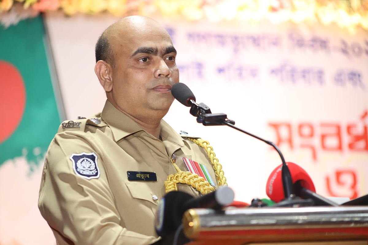 ফেনীতে জুলাই গণ-অভ্যুত্থান দিবস উপলক্ষে আয়োজিত অনুষ্ঠানে বক্তব্য দিচ্ছেন পুলিশ সুপার প্রত্যুষ কুমার মজুমদার। আজ দুপুরে শহরের জেলা শিল্পকলা একাডেমি থেকে তোলা
