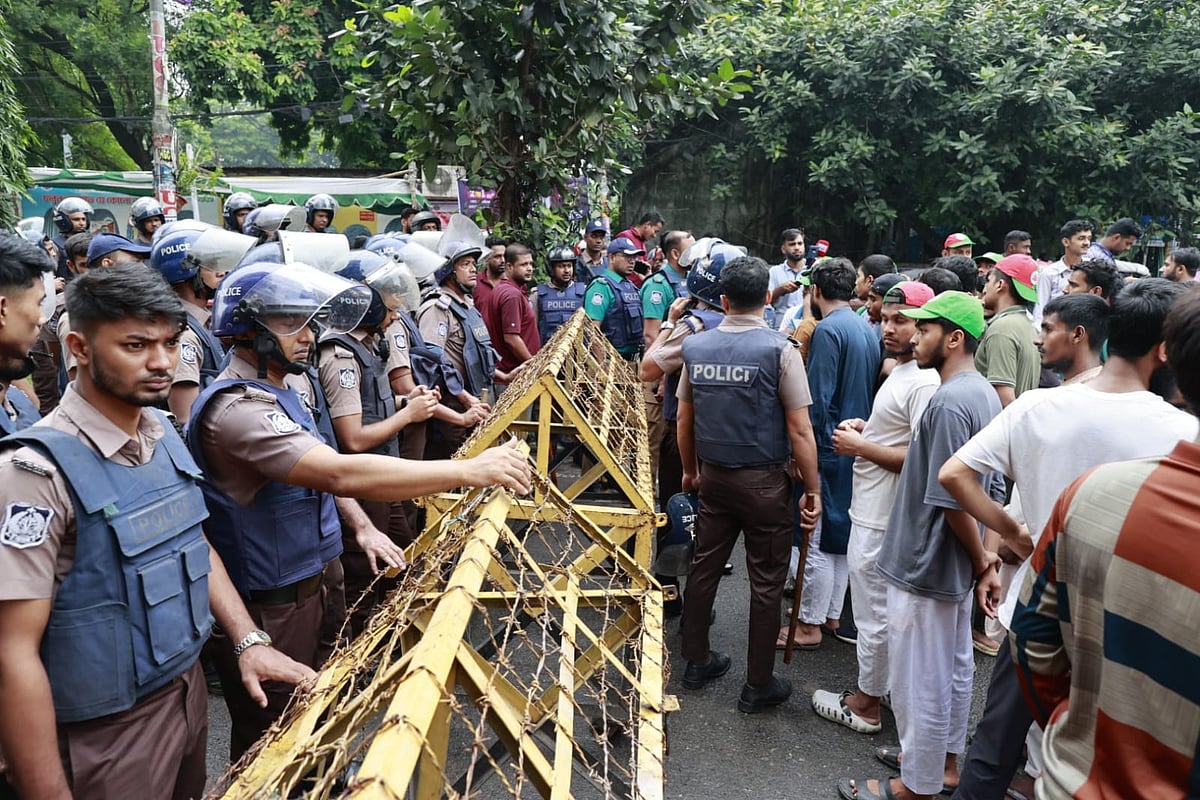 বকশীবাজার মোড় থেকে ব্যারিকেড সরিয়ে নিল পুলিশ