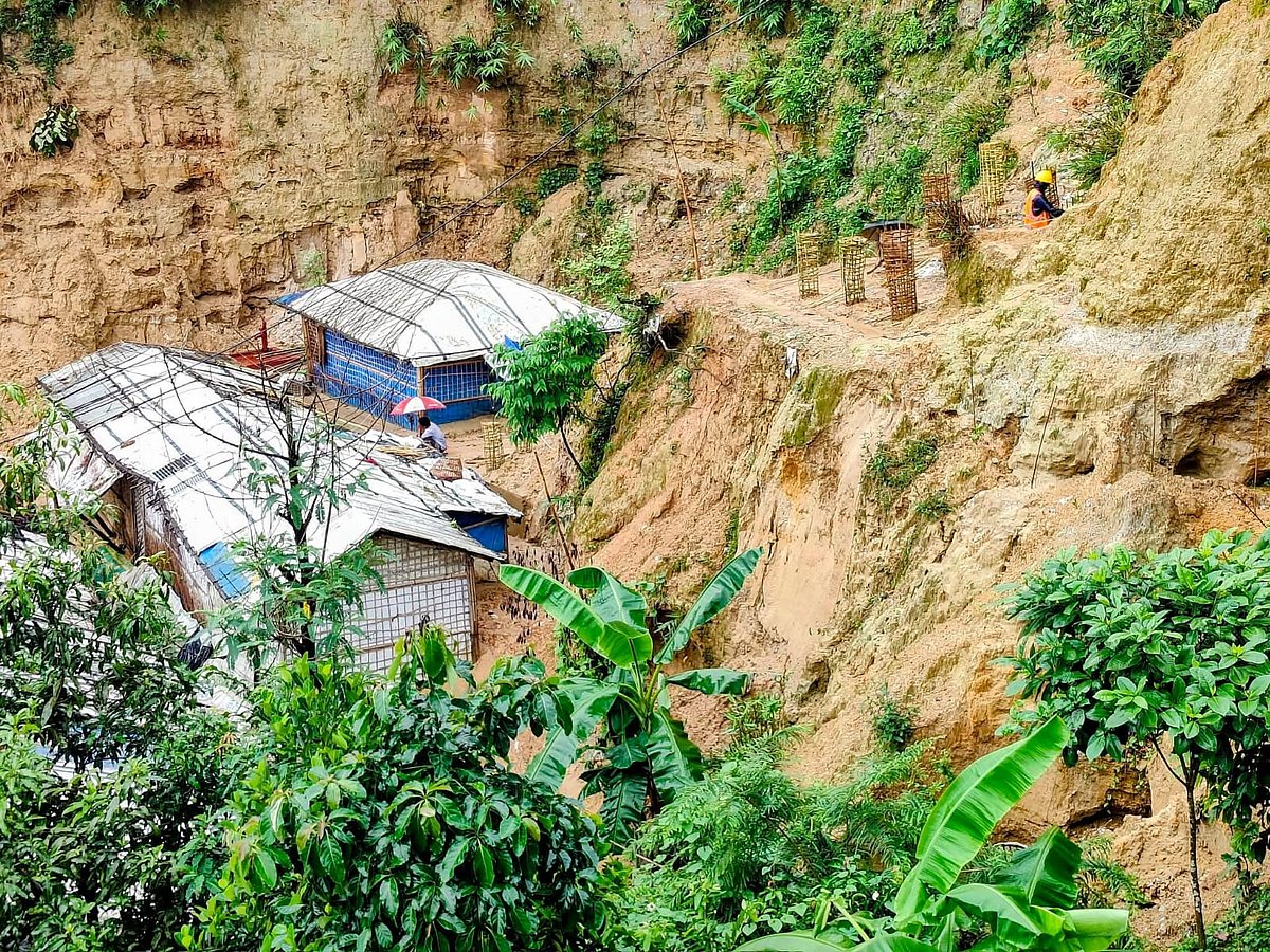 কক্সবাজারের উখিয়ার আশ্রয়শিবিরে পাহাড়ের নিচে ঝুঁকিপুর্ণ রোহিঙ্গা বসতি