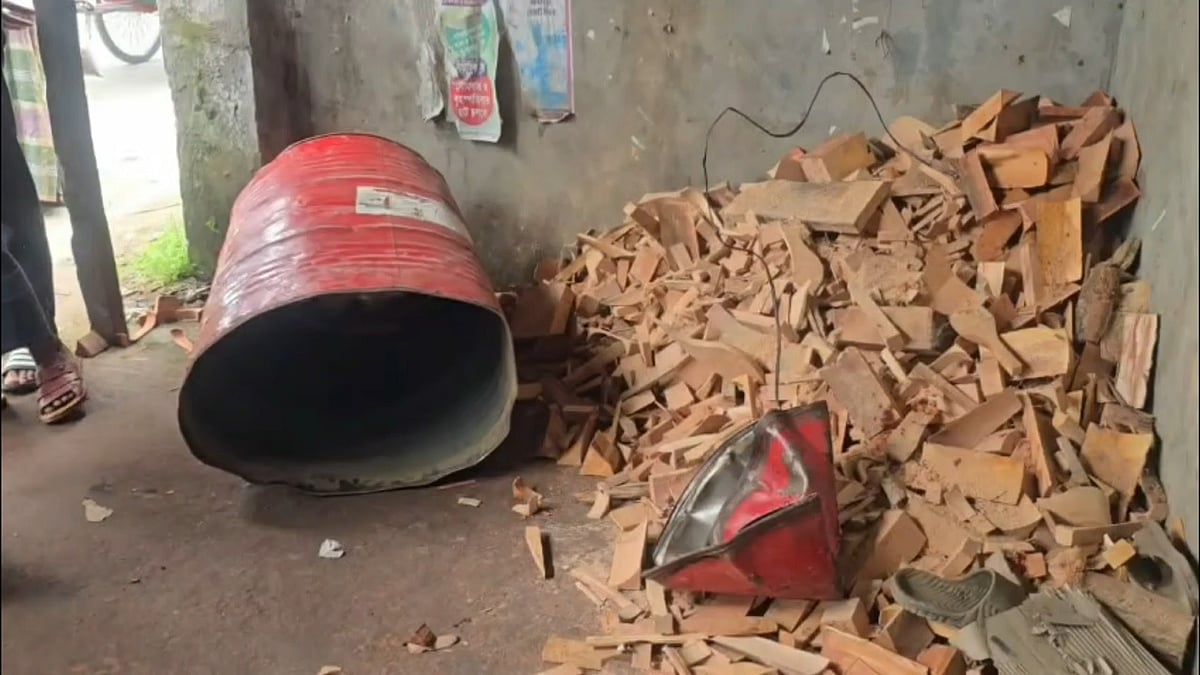 মাদারীপুরের ডাসার উপজেলার একটি ফার্নিচারের দোকানে কেমিক্যাল ড্রাম বিস্ফোরণের ঘটনা ঘটে। আজ মঙ্গলবার সকালে উপজেলার গোপালপুর ইউনিয়নের কাঠেরপুল এলাকায়