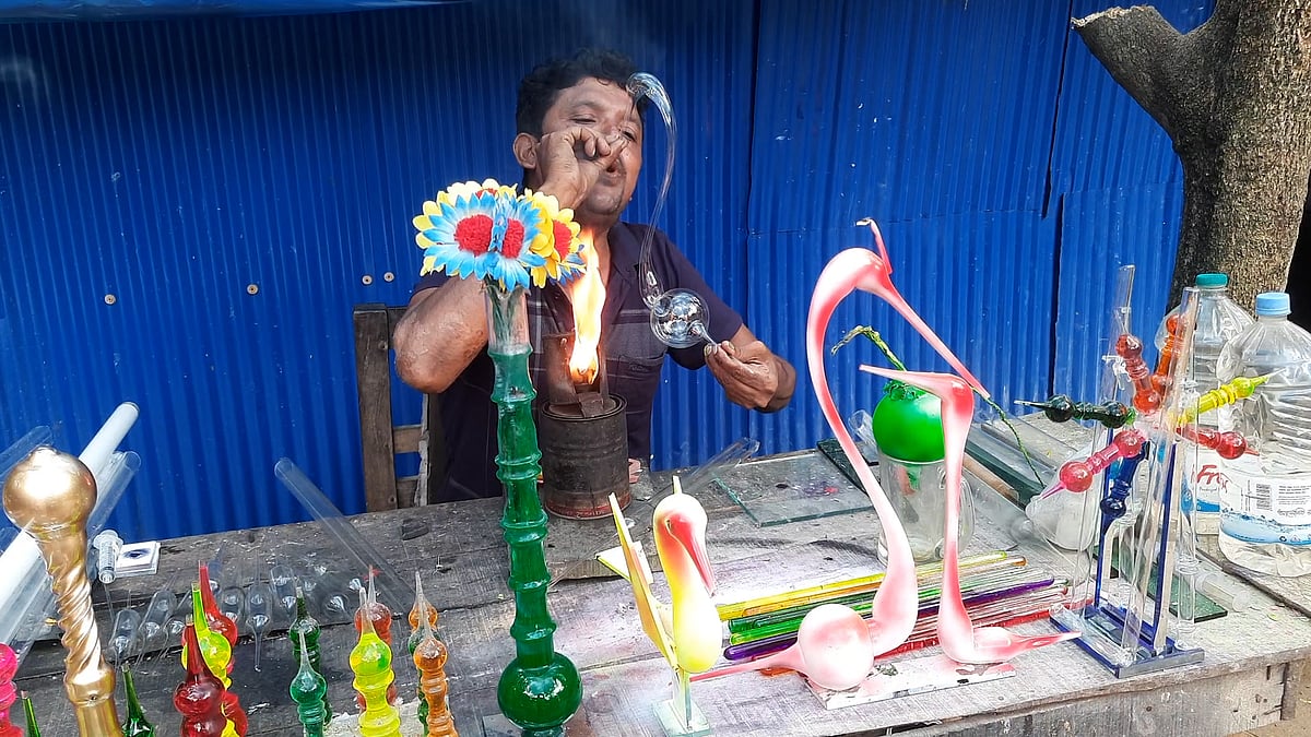 ফেলনা টিউবলাইটের কাচ গলিয়ে তাজমহল ও বিশ্বকাপ ট্রফি বানান সাজ্জাত