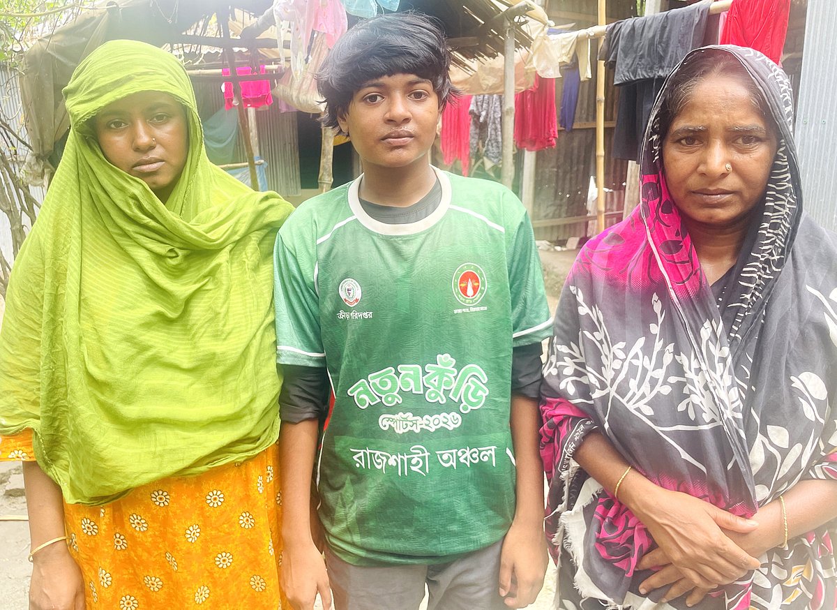 নতুন কুঁড়ি স্পোর্টসের মেয়েদের ফুটবলে সেরা খেলোয়াড় ফারিহা মনি (মাঝে) মা ও বোনের সঙ্গে। শুক্রবার নাটোরের লালপুর উপজেলার নান্দ গ্রামে