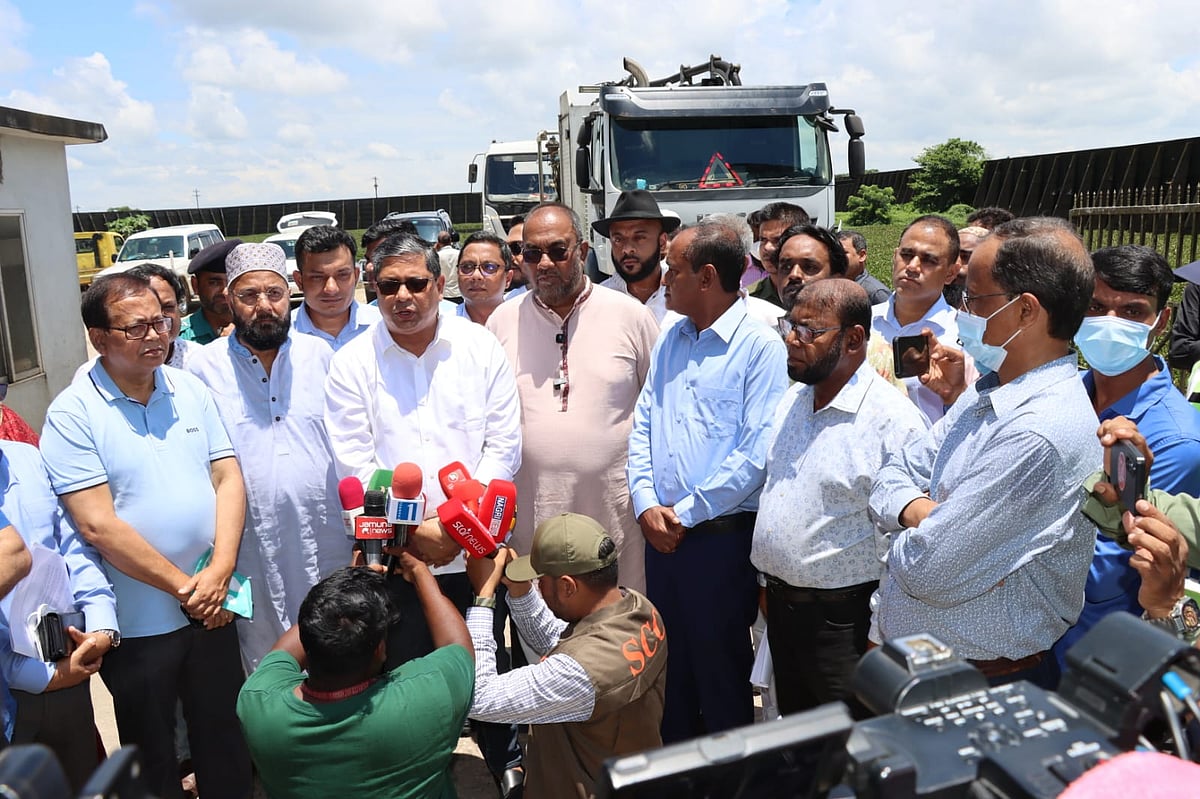সিলেটের দক্ষিণ সুরমা উপজেলায় সিটি করপোরেশনের বর্জ্য ব্যবস্থাপনা কার্যক্রম পরিদর্শনের সময় স্থানীয় সরকার, পল্লী উন্নয়ন ও সমবায় প্রতিমন্ত্রী মীর শাহে আলম। আজ বৃহস্পতিবার উপজেলার লালমাটিয়া এলাকায়