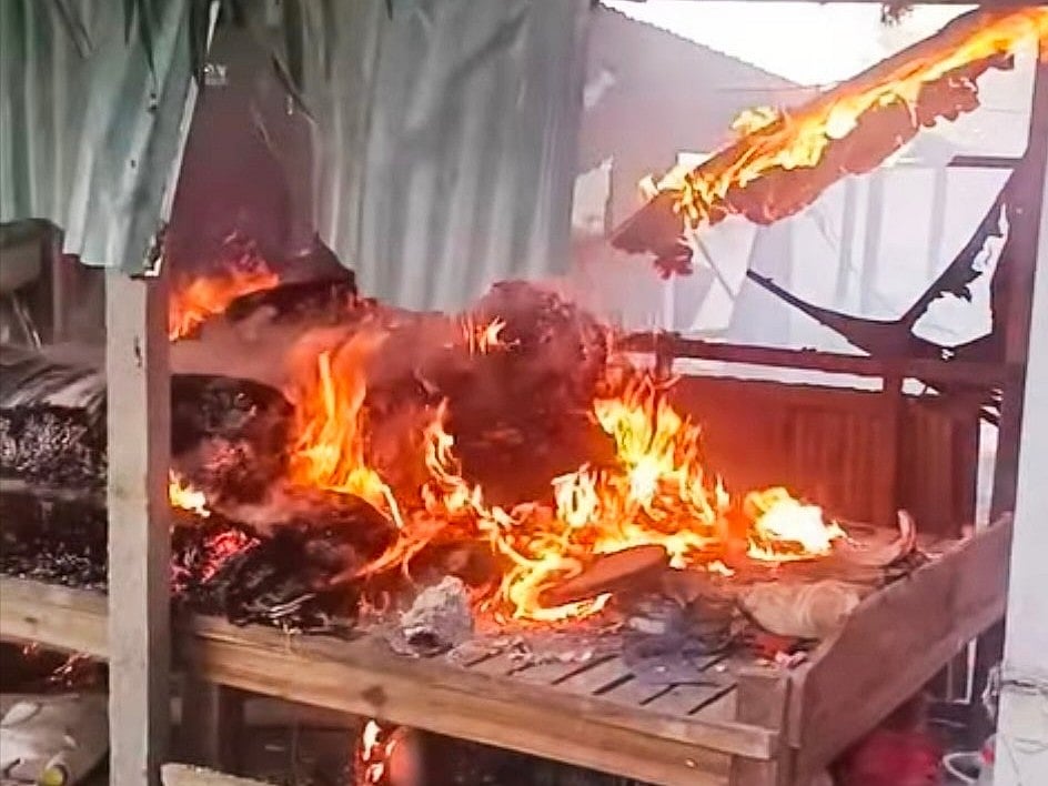 বগুড়ার শেরপুরে অপহরণে জড়িত থাকার অভিযোগে একজনের বাড়িতে হামলা ও ভাঙচুর করা হয়েছে। আজ বৃহস্পতিবার বিকেলে