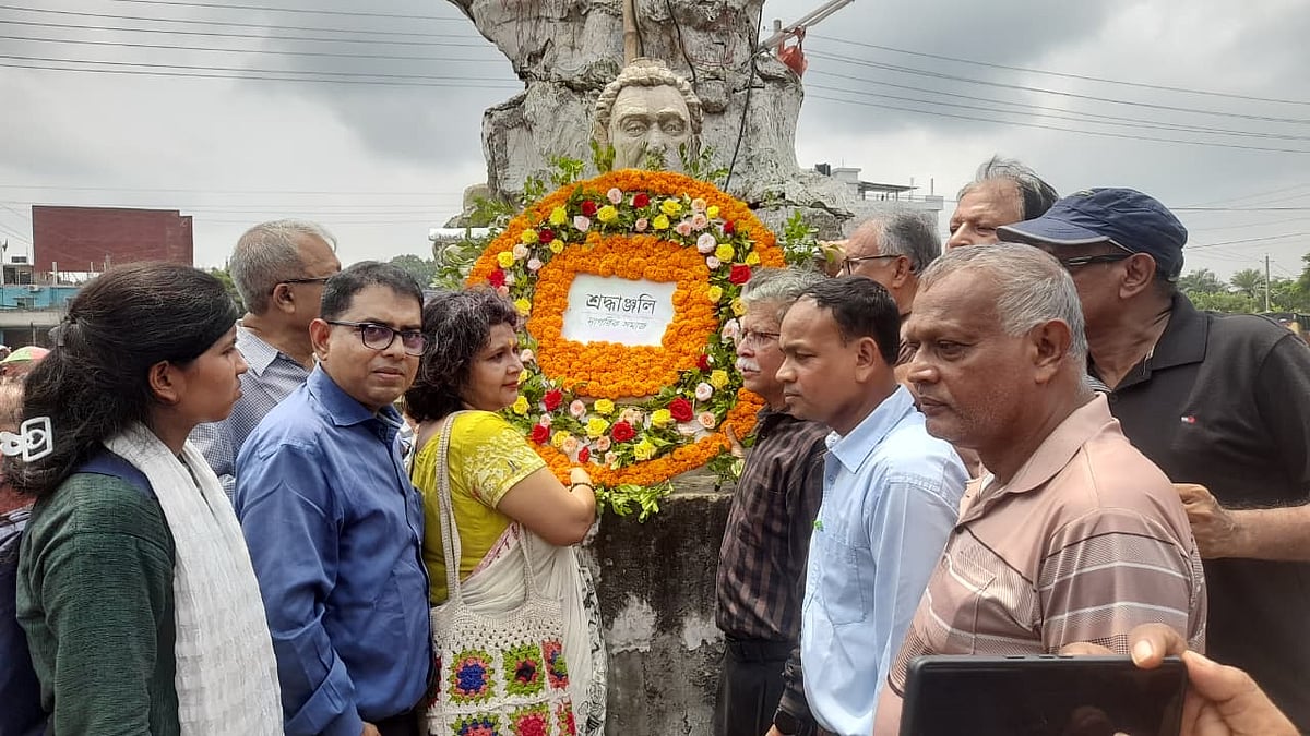 ঝিনাইদহ শহরের কেন্দ্রীয় বাস টার্মিনালসংলগ্ন চত্বরে ভাঙচুর হওয়া বীরশ্রেষ্ঠ সিপাহী হামিদুর রহমানের ভাস্কর্যে ফুল দিয়ে শ্রদ্ধা জানান ঢাকার একটি নাগরিক প্রতিনিধিদলের সদস্যরা। আজ বৃহস্পতিবার দুপুরে