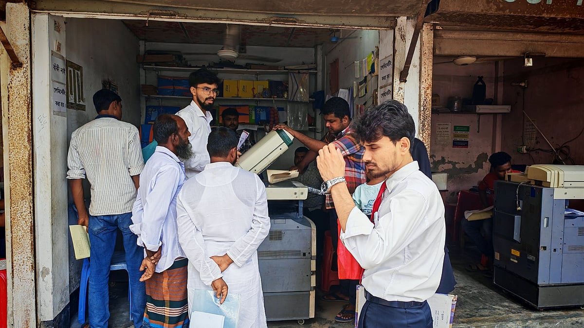 বাক্প্রতিবন্ধী তিন ভাইয়ের দোকান। গতকাল বৃহস্পতিবার বেলা পৌনে ১১টার দিকে জয়পুরহাট আদালত চত্বরে আইনজীবী ভবনের পাশে