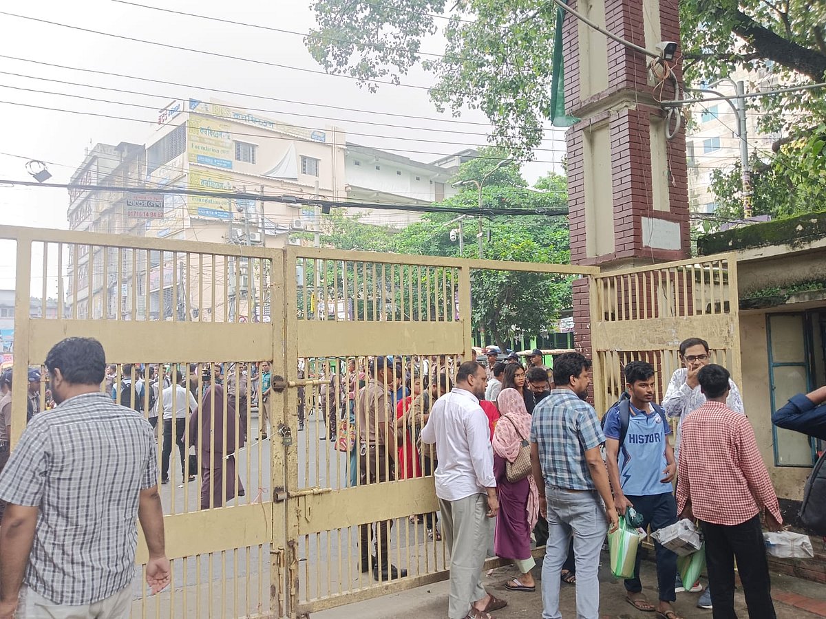 জগন্নাথ বিশ্ববিদ্যালয়ের প্রধান ফটক। ফটক দিয়ে প্রবেশের সময় শিক্ষার্থীদের পরিচয়পত্র (আইডি কার্ড) যাচাই-বাছাই করছেন প্রক্টরিয়াল বডির সদস্যসহ নিরাপত্তাকর্মীরা