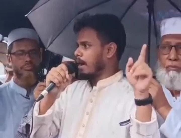 চট্টগ্রামের আনোয়ারা উপজেলার চাতরী চৌমুহনী টানেল মোড়ে ১১-দলীয় ঐক্যের উদ্যোগে আয়োজিত গণসমাবেশে বক্তব্য দেন জাতীয় নাগরিক পার্টির কেন্দ্রীয় কার্যনির্বাহী সদস্য জোবাইরুল আলম