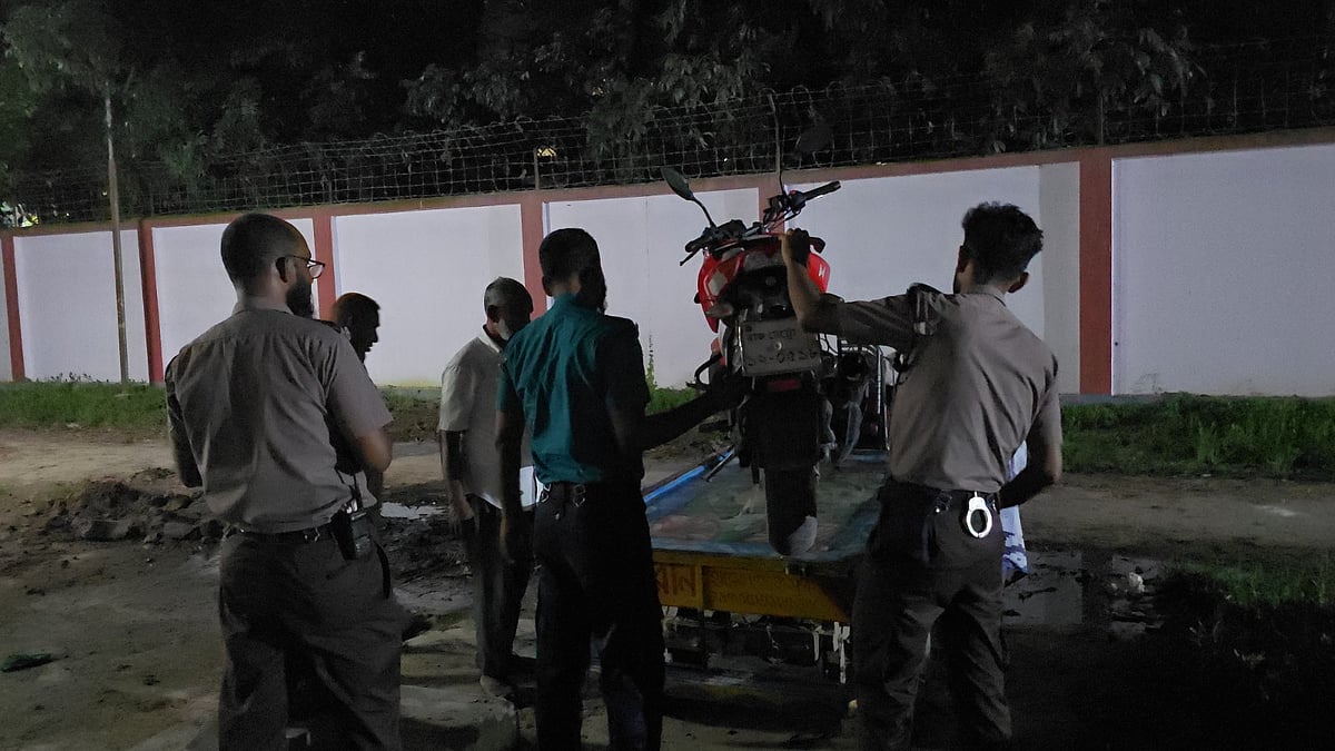 জব্দ করা মোটরসাইকেলটি থানায় নেওয়া হচ্ছে। গতকাল বুধবার রাতে রাজশাহী মেডিকেল কলেজ হাসপাতাল চত্বরে