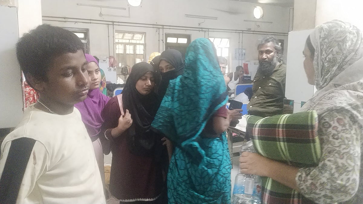 নিহত শিশু জায়ফার বড় বোন জান্নাতুলকে সান্ত্বনা দিচ্ছেন স্বজনেরা। পাশে নির্বাক দাঁড়িয়ে ভাই মোহাম্মদ (সাদা টি–শার্ট পরা)। আজ শুক্রবার সকালে সিলেট এম এ জি ওসমানী মেডিকেল কলেজ হাসপাতালে