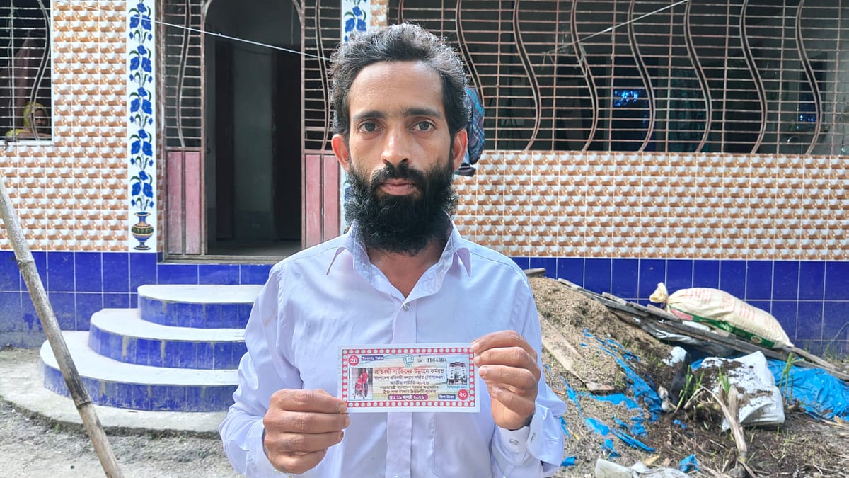 ২০ টাকার টিকিটে ৩০ লাখ টাকা পাচ্ছেন কৃষক হানিফ মিয়া