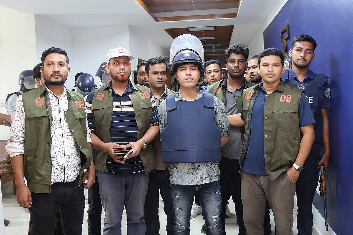 পুলিশের অভিযানে গ্রেপ্তার মোবারক হোসেন ওরফে ইমন