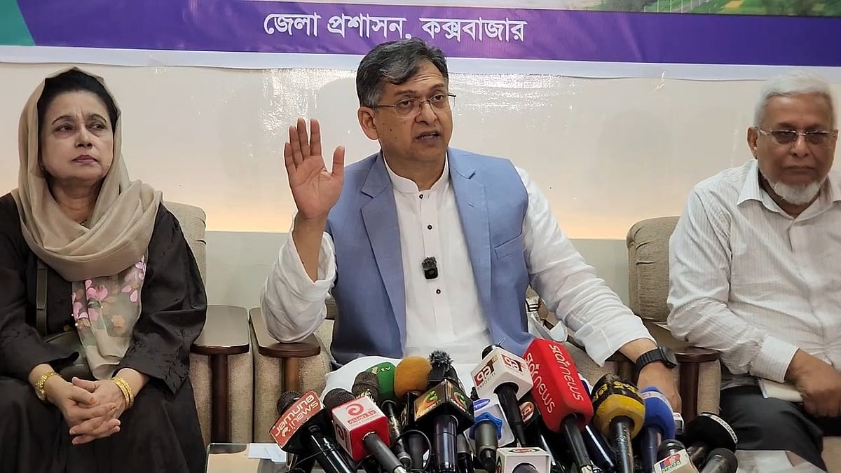 সাংবাদিকদের সঙ্গে কথা বলছেন স্বরাষ্ট্রমন্ত্রী সালাহউদ্দিন আহমদ। গতকাল রাত সাড়ে ১০টার দিকে কক্সবাজার শহরের হিল ডাউন সার্কিট হাউসের সন্মেলন কক্ষে