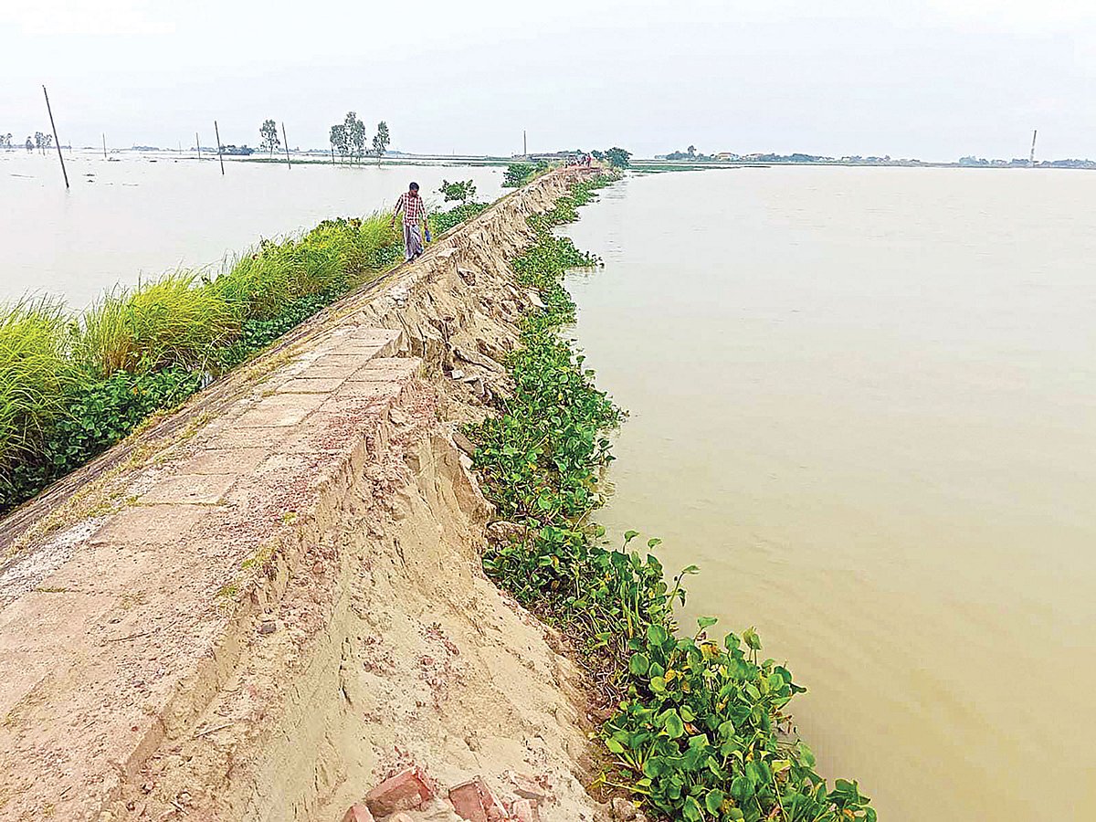 কিশোরগঞ্জের হাওরের বুক চিরে নির্মাণ করা অলওয়েদার সড়কের অন্তত দেড় কিলোমিটার অংশ ভেঙে এভাবেই তলিয়ে গেছে। হেঁটে যাওয়ার মতো উপায় নেই। গত বুধবার অষ্টগ্রাম উপজেলার বাঙ্গালপাড়া এলাকায়