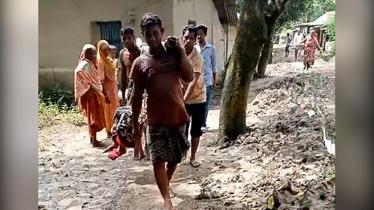 কাঁধে ঝুলিয়ে হাসপাতালে নেওয়া হলো বিরামপুরের বৃদ্ধা তপতী রানীকে
