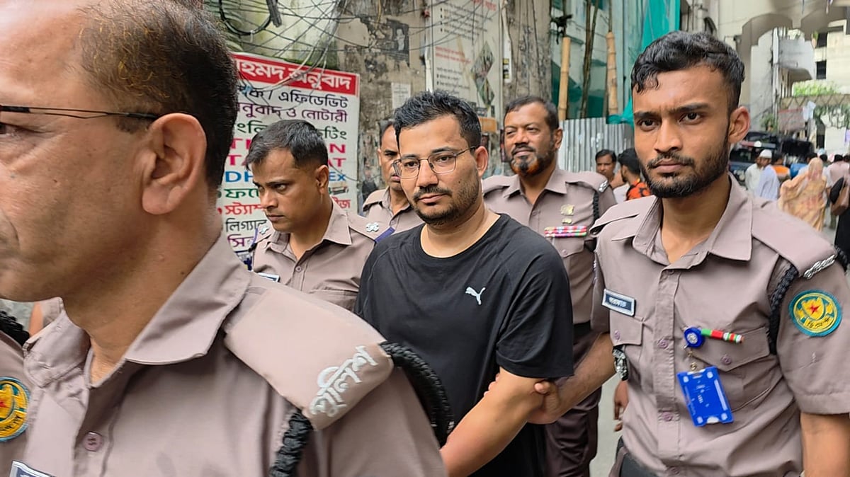গ্রেপ্তার মো. রুবেল আহম্মেদ ফকিরকে আজ শুক্রবার আদালতে হাজির করা হয়