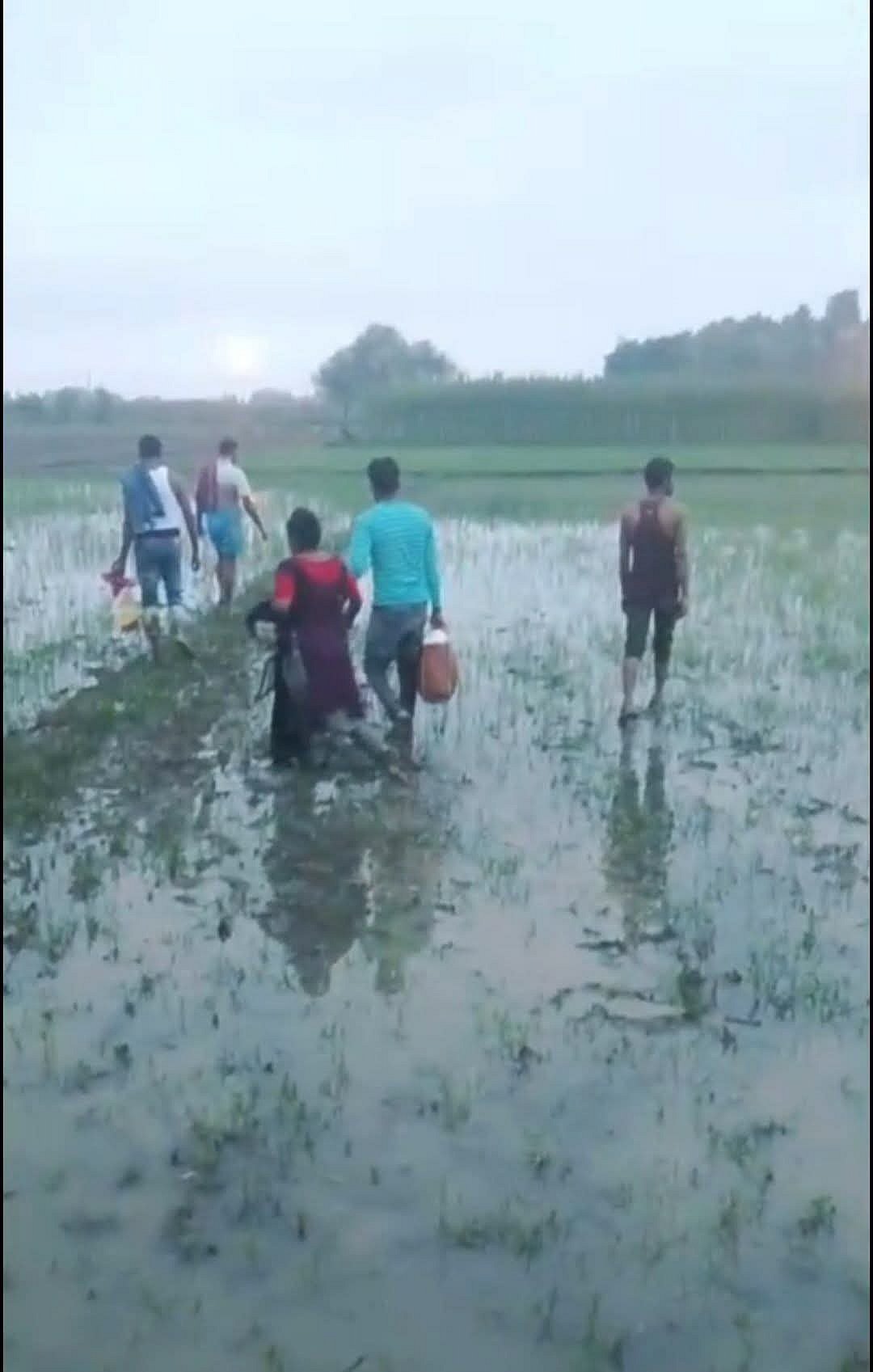 ওই পাঁচজন নো-ম্যানস–ল্যান্ডে কাঁটাতারের বেড়ার কাছে ভারতীয় ভূখণ্ডে অবস্থান করছেন। আজ শুক্রবার
