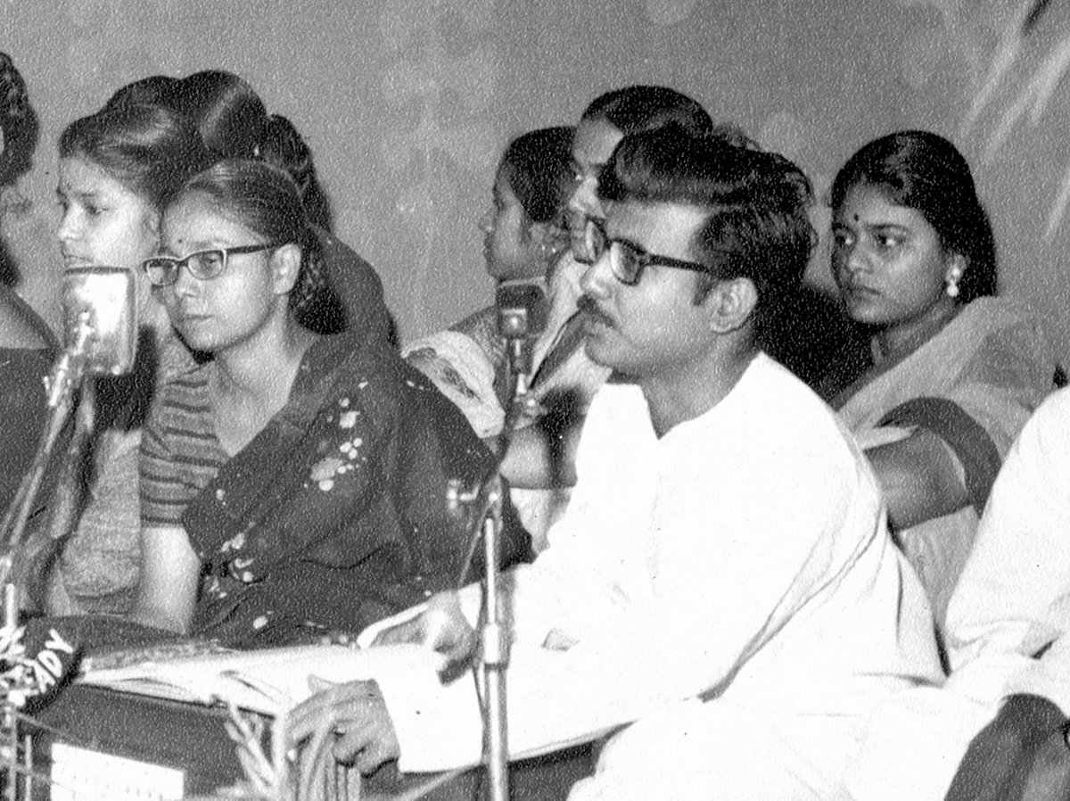 ওয়াহিদুল হক গান গাইছেন। পাশে সন্‌জীদা খাতুন