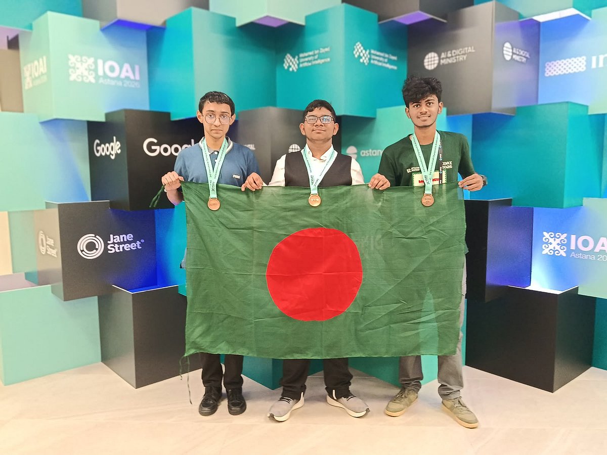 বাংলাদেশের পক্ষে তিন ব্রোঞ্জ পদকজয়ী (বাঁ থেকে) নটর ডেম কলেজের মোবতাসিম চৌধুরী, কুমিল্লার হোমনা আদর্শ উচ্চবিদ্যালয়ের লাবিব শাহরিয়ার ও মৌলভীবাজার সরকারি কলেজের মো. সাইদুজ্জামান