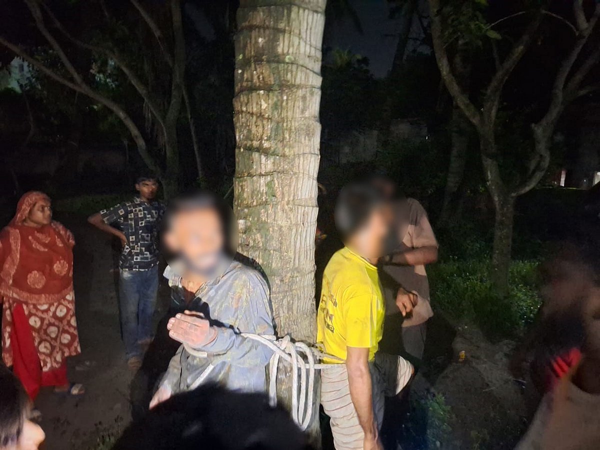 রাজশাহীতে দুই তরুণকে গাছে বেঁধে নির্যাতন। গতকাল বৃহস্পতিবার রাতে নগরের গৌরহাঙ্গা এলাকায়