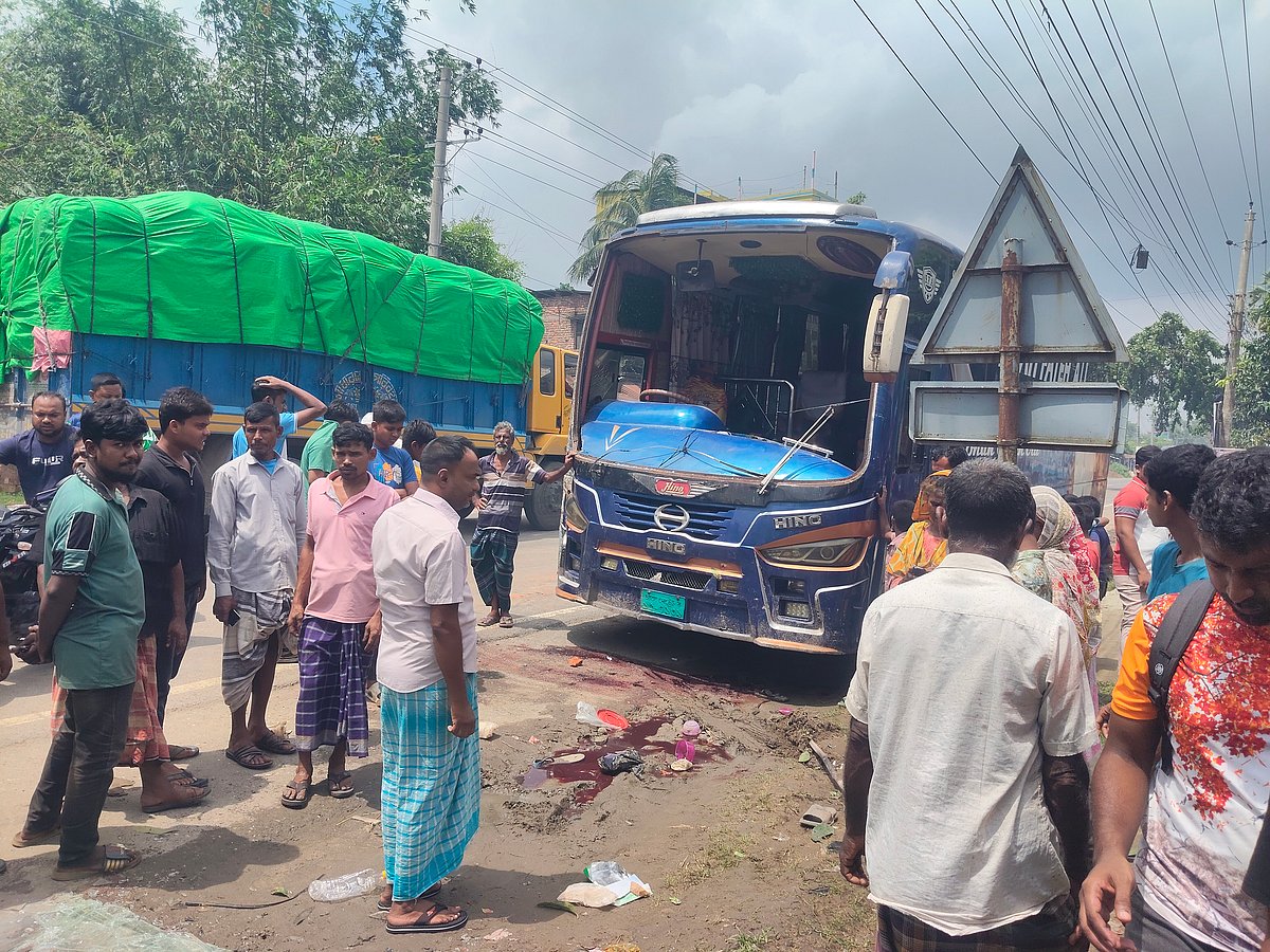 বগুড়ায় বাস নিয়ন্ত্রণ হারিয়ে কাজের সন্ধানে আসা শ্রমিকদের চাপা দিয়েছে। আজ শুক্রবার সকালে বগুড়া-নওগাঁ মহাসড়কে এরুলিয়া সিল্কিবান্দা এলাকায়