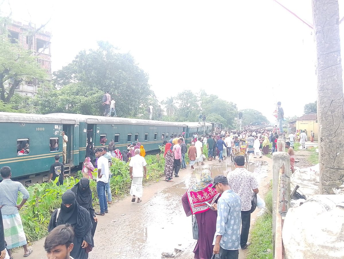 ময়মনসিংহের গফরগাঁওয়ে ঢাকাগামী জামালপুর কমিউটার ট্রেনের একটি পাওয়ার কারসহ পাঁচটি বগি লাইনচ্যুত হয়েছে। আজ সকালে গফরগাঁও রেলস্টেশন–সংলগ্ন শিবগঞ্জ রোড রেলক্রসিং এলাকায়