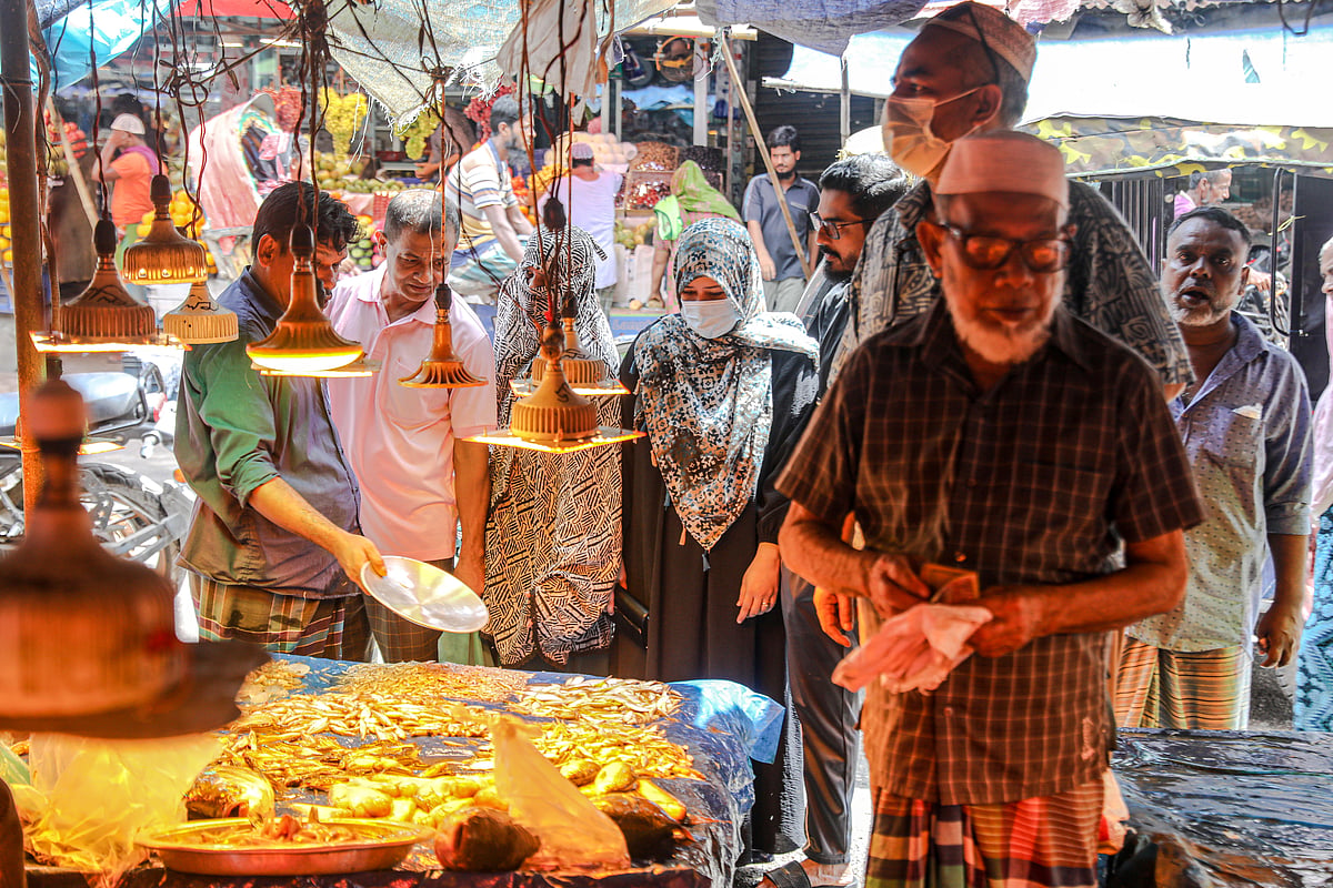 মাছের হাটে ব্যস্ত দিন