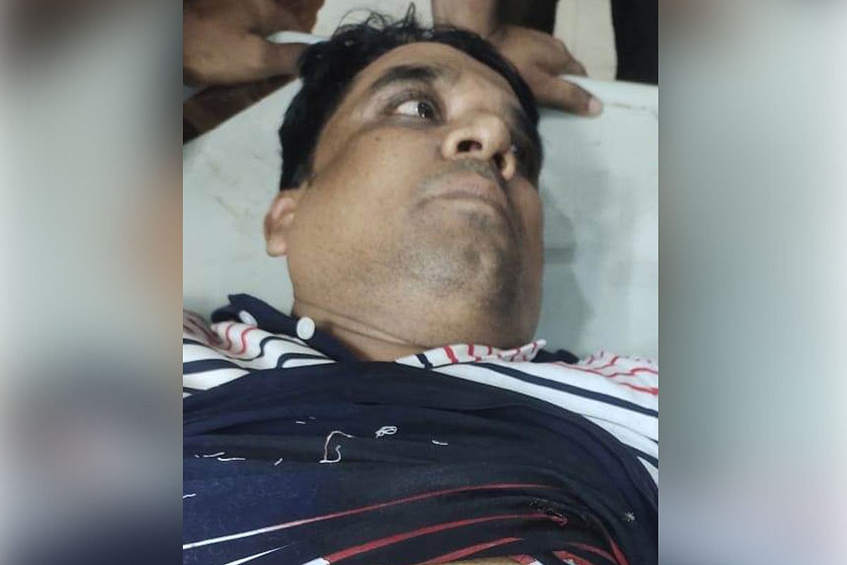 আহত ইয়াছিন সেন্টু। গতকাল রাতে নোয়াখালী জেনারেল হাসপাতালে