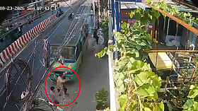 রাস্তা ছেড়ে বেপরোয়া বাস ফুটপাতে, প্রাণ গেল দুজনের