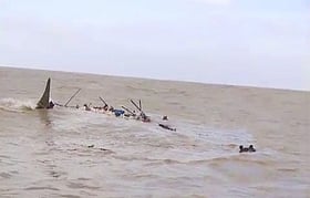 বঙ্গোপসাগরে ট্রলারডুবি: আটজনকে ভাসমান অবস্থায় উদ্ধার, পাঁচজন নিখোঁজ