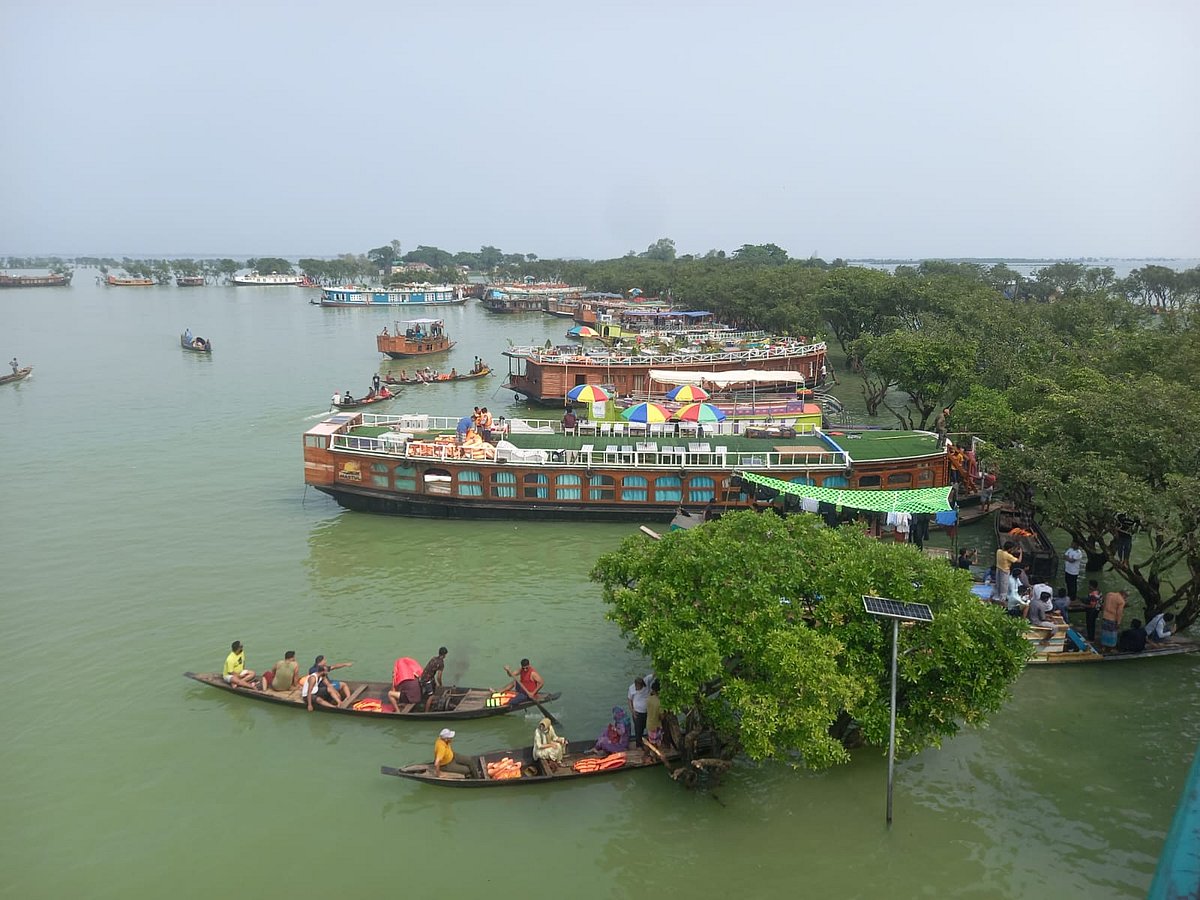 বর্ষা মৌসুমে টাঙ্গুয়ার হাওরে পর্যটকদের ভিড় বাড়ে। কিন্তু নিরাপত্তার নিয়ম মানার ক্ষেত্রে উদাসীনতা দেখা যায়। সম্প্রতি হাওরের জয়পুর এলাকায়