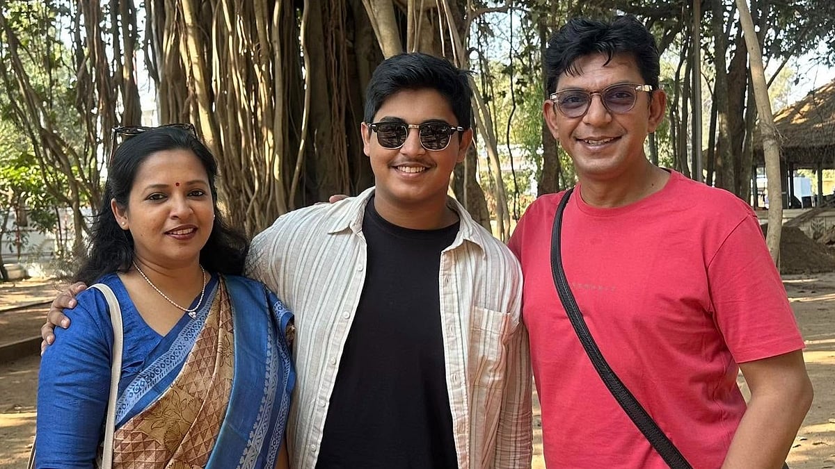 স্ত্রী শান্তা চৌধুরী ও ছেলে শুদ্ধর (মাঝে) সঙ্গে অভিনয়শিল্পী চঞ্চল চোধুরী