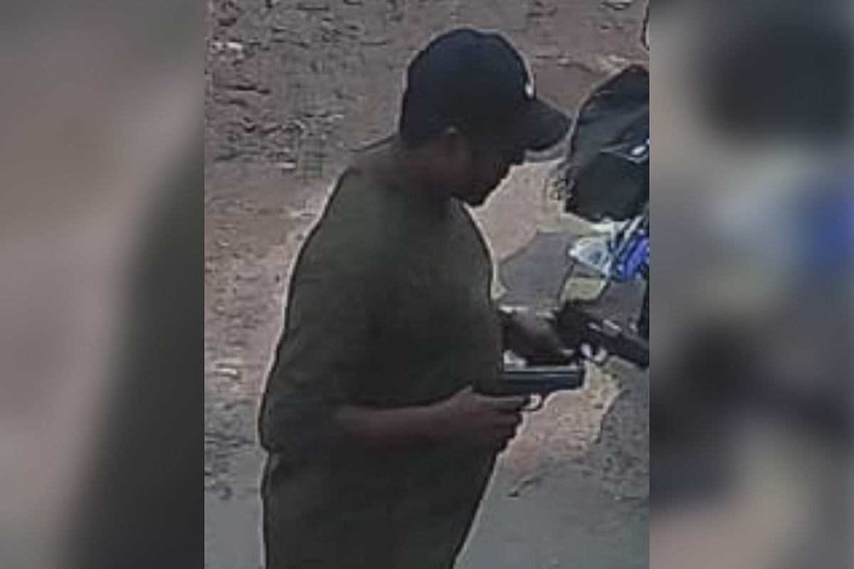 রাউজানের যুবদল নেতা মাসুদ হত্যাকাণ্ডে দুই হাতে অস্ত্রসহ মোবারক। সিসিটিভি ফুটেজ থেকে তাঁকে শনাক্ত করে পুলিশ