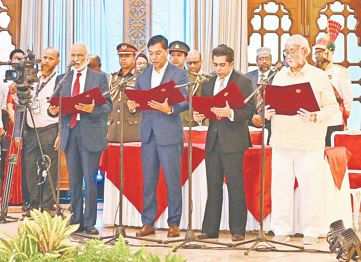 সরকারের ছয় মাসের মাথায় মন্ত্রিসভায় রদবদল দেখা গেল। চার নতুন মন্ত্রী ও দুই প্রতিমন্ত্রী নিয়োগ দিয়েছেন প্রধানমন্ত্রী