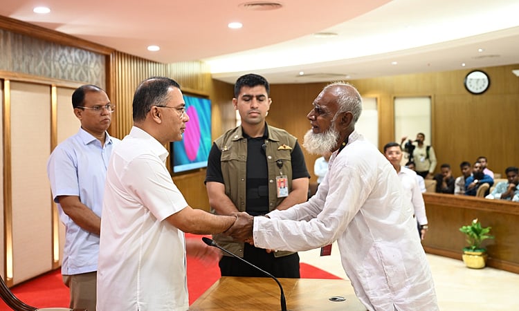 গুম-খুনের শিকার এবং জুলাই গণ-অভ্যুত্থানে শহীদ ও আহত পরিবারের কাছে চাকরির নিয়োগপত্র তুলে দেন প্রধানমন্ত্রী তারেক রহমান। আজ শনিবার দুপুরে তেজগাঁওয়ে প্রধানমন্ত্রীর কার্যালয়ে