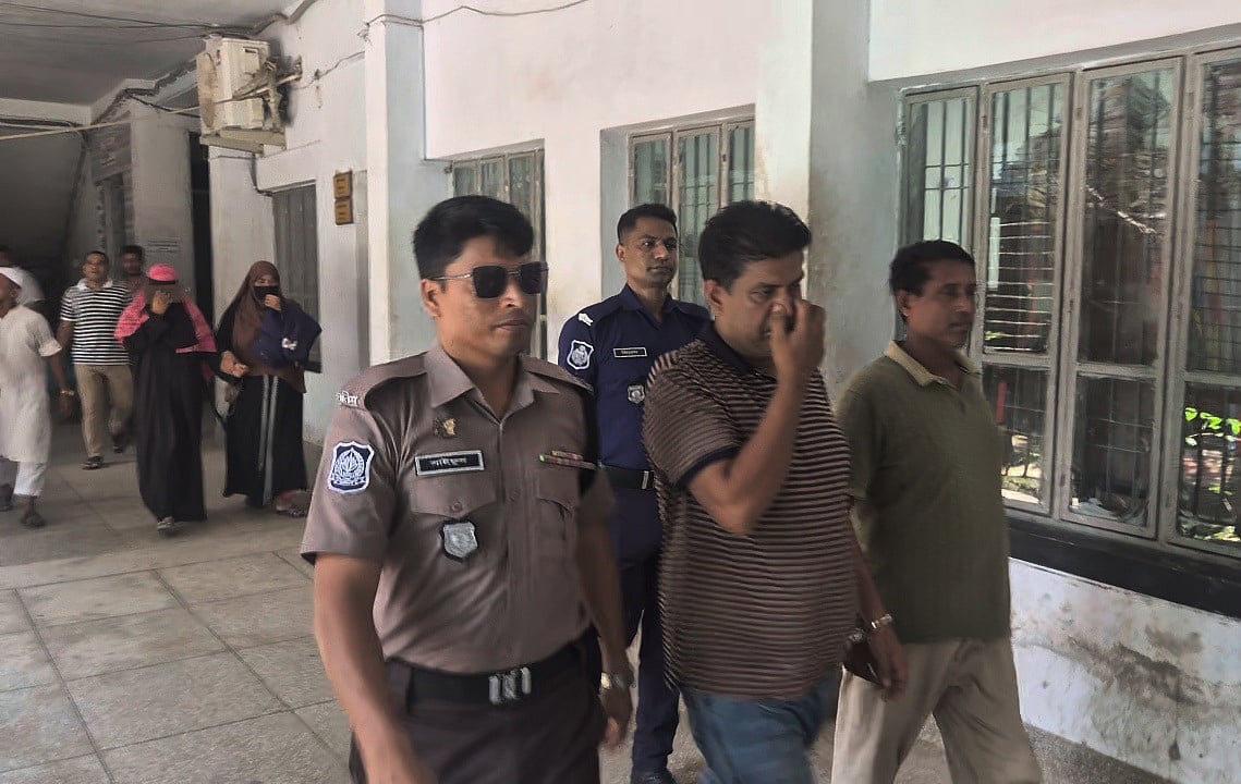 চাঁদপুরের স্বর্ণ ব্যবসায়ী পিন্টু দাসকে প্রতারণার মামলায় আদালতে নেওয়া হচ্ছে। আজ শনিবার