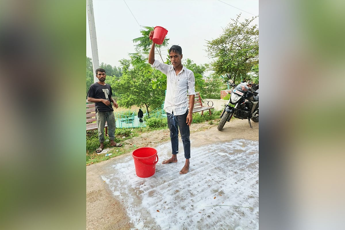 জয়পুরহাটের ক্ষেতলাল উপজেলায় দুধ দিয়ে গোসল করে প্রেমের সম্পর্কের ইতি টানলেন তারিকুল। গতকাল শুক্রবার বিকেলে উপজেলার বিলের ঘাট এলাকায়