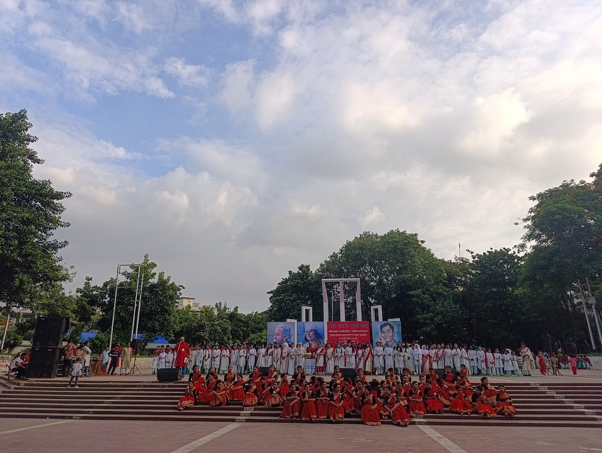 বাংলাদেশ গণসঙ্গীত সমন্বয় পরিষদের আয়োজনে কেন্দ্রীয় শহীদ মিনারে শতাধিক শিল্পীর সমবেত কণ্ঠে পরিবেশিত হয় নজরুলের জাগরণী গান ‘কাণ্ডারী হুঁশিয়ার’। ঢাকা, ২৯ আগস্ট ২০২৬