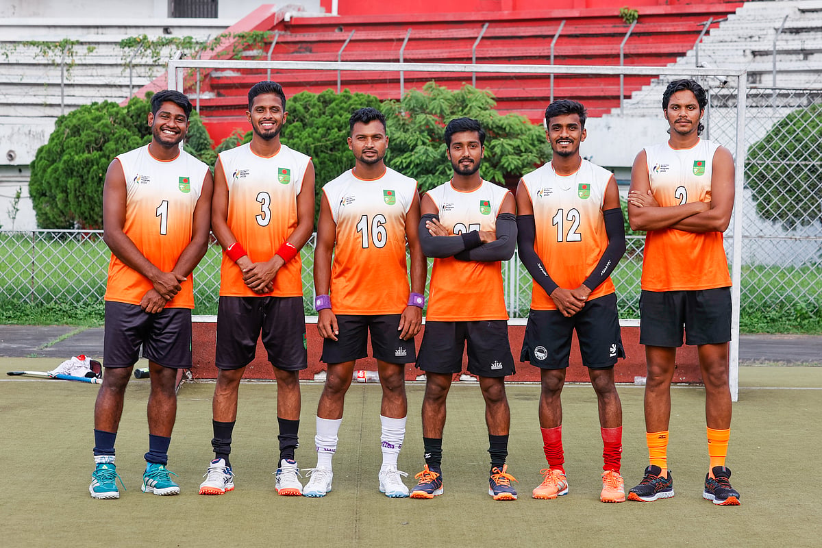 মাওলানা ভাসানী স্টেডিয়ামে অনুশীলনের ফাঁকে ফ্রেমবন্দী হকি দলের ছয় খেলোয়াড়—(বাঁ থেকে) মাহবুব হোসেন, খালেদ মাহমুদ, দ্বীন ইসলাম, সহিদুর রহমান, ওবায়দুল হোসেন ও আশরাফুল হক