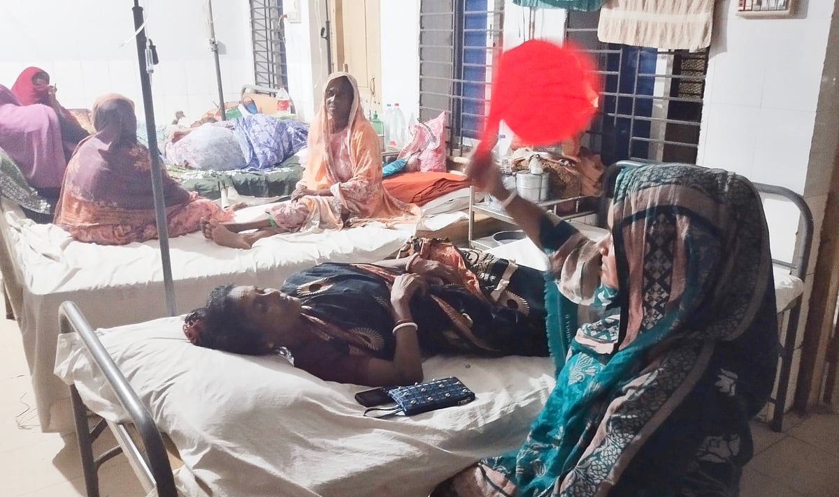 কেউ তালপাখা, কেউ প্লাস্টিকের হাতপাখা দিয়ে রোগীদের বাতাস করছেন। গতকাল শুক্রবার