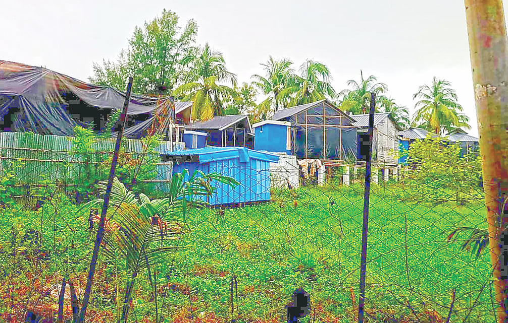 কক্সবাজারের প্রতিবেশ সংকটাপন্ন সেন্ট মার্টিন দ্বীপের কোনাপাড়ায় টিনের বেড়া দিয়ে ঘিরে ভেতরে চলছে রিসোর্টের নির্মাণকাজ। গত ৮ আগস্ট বিকেলে