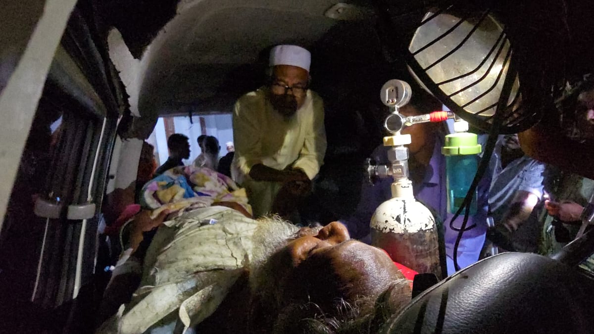 পটুয়াখালীর কলাপাড়ায় কার্যক্রম নিষিদ্ধ আওয়ামী লীগের ওয়ার্ড কমিটির সভাপতি শাহ আলম মোল্লাকে আহত অবস্থায় হাসপাতালে নেওয়া হয়। গতকাল শনিবার