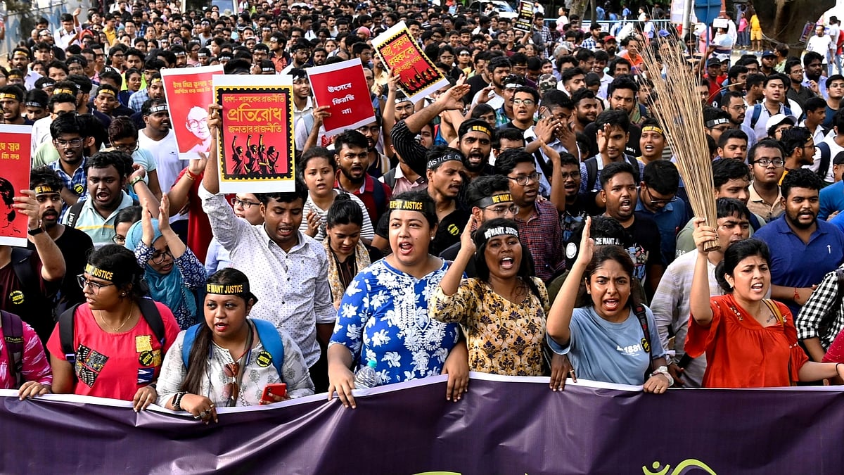 পশ্চিমবঙ্গের আর জি কর হাসপাতালের নারী চিকিৎসক ‘অভয়ার’ (ছদ্মনাম) ধর্ষণ ও হত্যাকাণ্ডের ঘটনায় কলকাতায় প্রতিবাদ সমাবেশ