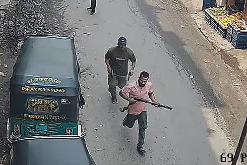 রাউজানে যুবদল নেতাকে খুনের সময় বাজারের সিসিটিভি ফুটেজে অস্ত্র হাতে সন্ত্রাসী মো. ইলিয়াস (সামনের জন)