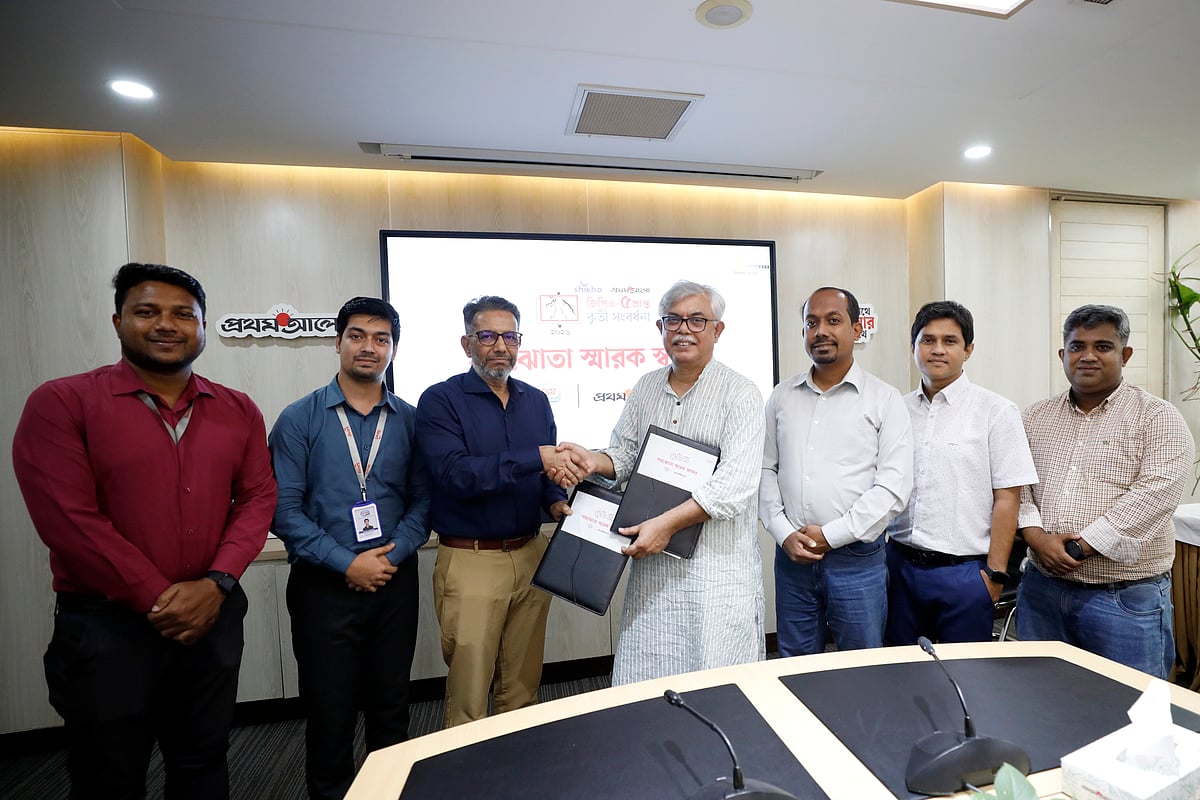 শিখো-প্রথম আলো জিপিএ-৫ প্রাপ্ত কৃতী সংবর্ধনা ২০২৬ আয়োজনের সহযোগী প্রতিষ্ঠান সেভয় আইসক্রিম ফ্যাক্টরি লিমিটেডের সঙ্গে প্রথম আলোর সমঝোতা স্মারক স্বাক্ষর অনুষ্ঠানে (বাঁ থেকে) সেভয় আইসক্রিম ফ্যাক্টরি লিমিটেডের ইভেন্টস অ্যান্ড অ্যাক্টিভেশনের নির্বাহী মো. সজীব আহমেদ, মার্কেটিং বিভাগের ব্র্যান্ড নির্বাহী মারুফ হোসাইন, সেলস ও বিজনেস ডেভেলপমেন্ট বিভাগের ডিরেক্টর মো. রকিবুল মতিন এবং প্রথম আলোর ব্যবস্থাপনা সম্পাদক আনিসুল হক, মহাব্যবস্থাপক ও হেড অব মার্কেটিং মো. আজওয়াজ খান, বিজ্ঞাপন ও বিজনেস ডেভেলপমেন্ট বিভাগের ব্যবস্থাপক মো. শাহাদাত ফয়েজ ও ইভেন্টস বিভাগের সহকারী ব্যবস্থাপক আল মামুন