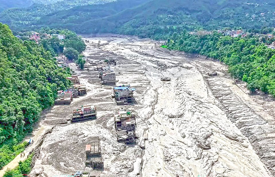 এই বন্যা এসেছে পাথর, বরফ আর কাদার এক পর্বতপ্রমাণ ঢেউ হয়ে