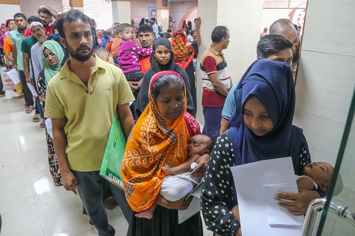 রাজধানীসহ সারা দেশে সম্প্রতি হাম ও ডেঙ্গুতে শিশুদের আক্রান্ত হওয়ার হার বাড়ছে। নানা উপসর্গ নিয়ে বাংলাদেশ শিশু হাসপাতালে আসা শিশুদের নিয়ে চিকিৎসকদের দেখাতে অভিভাবকরা দীর্ঘ লাইন। ঢাকা, ৩০ আগস্ট।