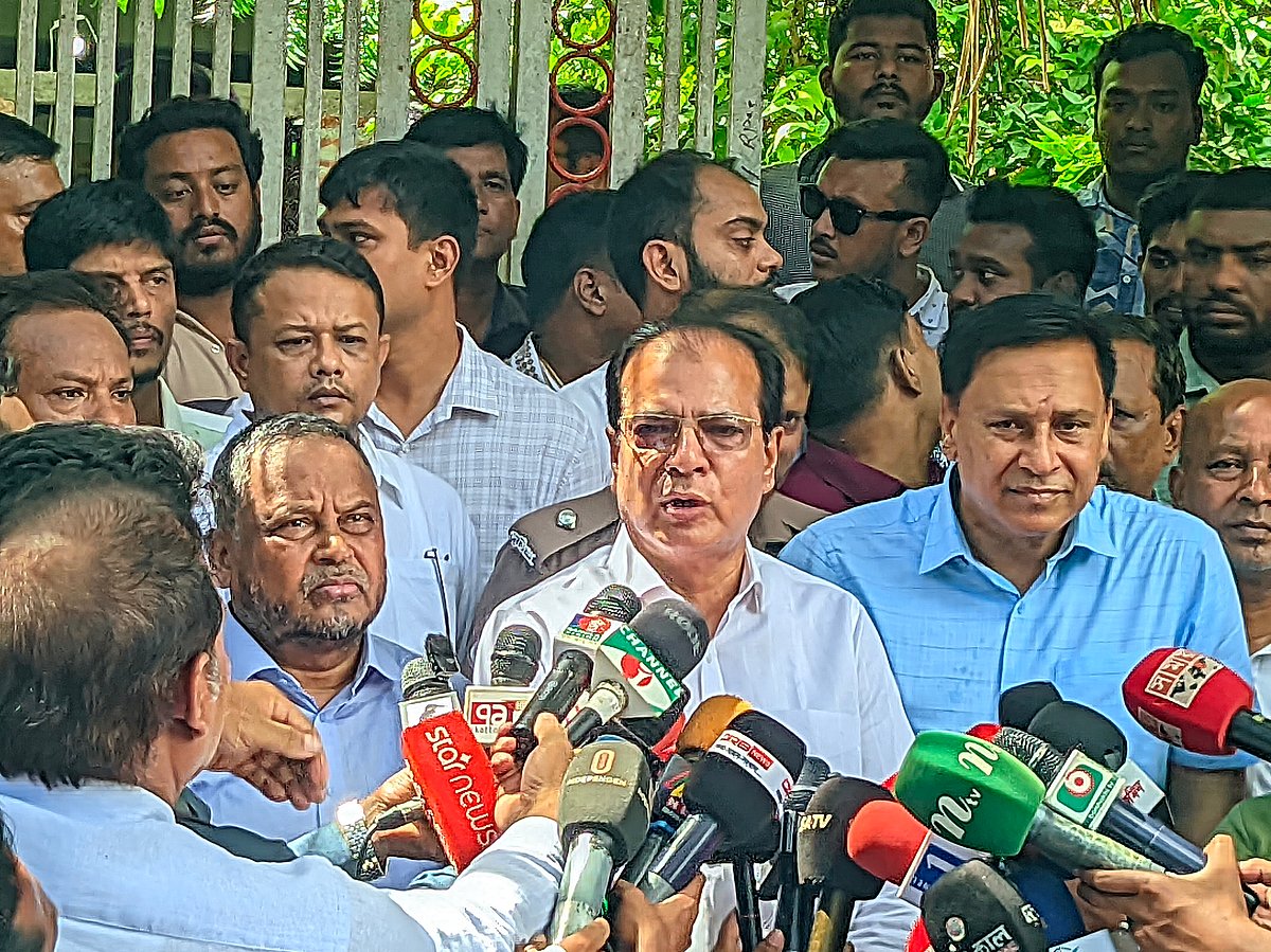 রংপুর নগরের মাছুয়াপাড়ায় অবসরপ্রাপ্ত শিক্ষক গণপতি চক্রবর্তীসহ চারজনকে হত্যাকাণ্ডস্থল পরিদর্শনে গিয়ে সাংবাদিকদের সঙ্গে কথা বলছেন দুর্যোগ ব্যবস্থাপনা ও ত্রাণমন্ত্রী আসাদুল হাবিব দুলু। রোববার দুপুরে